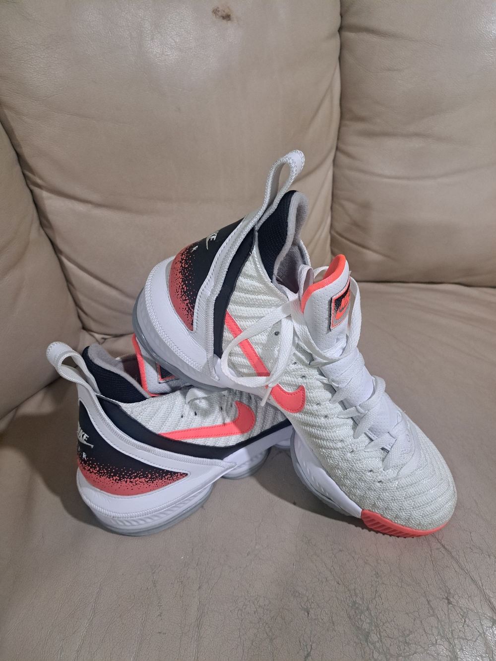 Nike White & Coral Low-Top Athletic Basketball Shoes